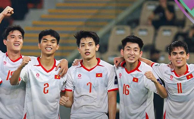 Quả bóng đá trên sân cỏ xanh mướt