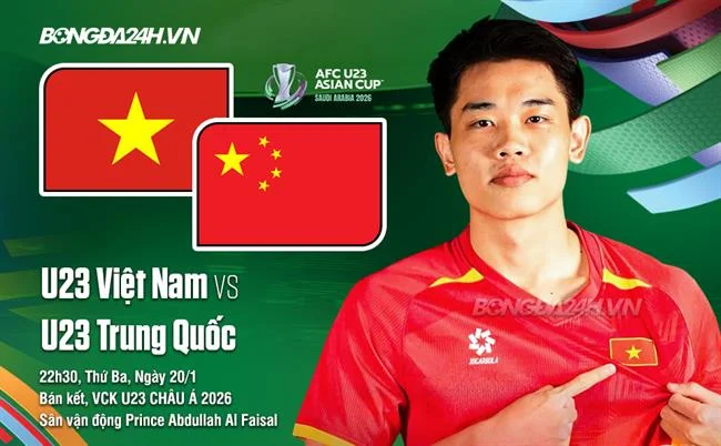 Quả bóng chuyền trên lưới với bãi biển làm nền